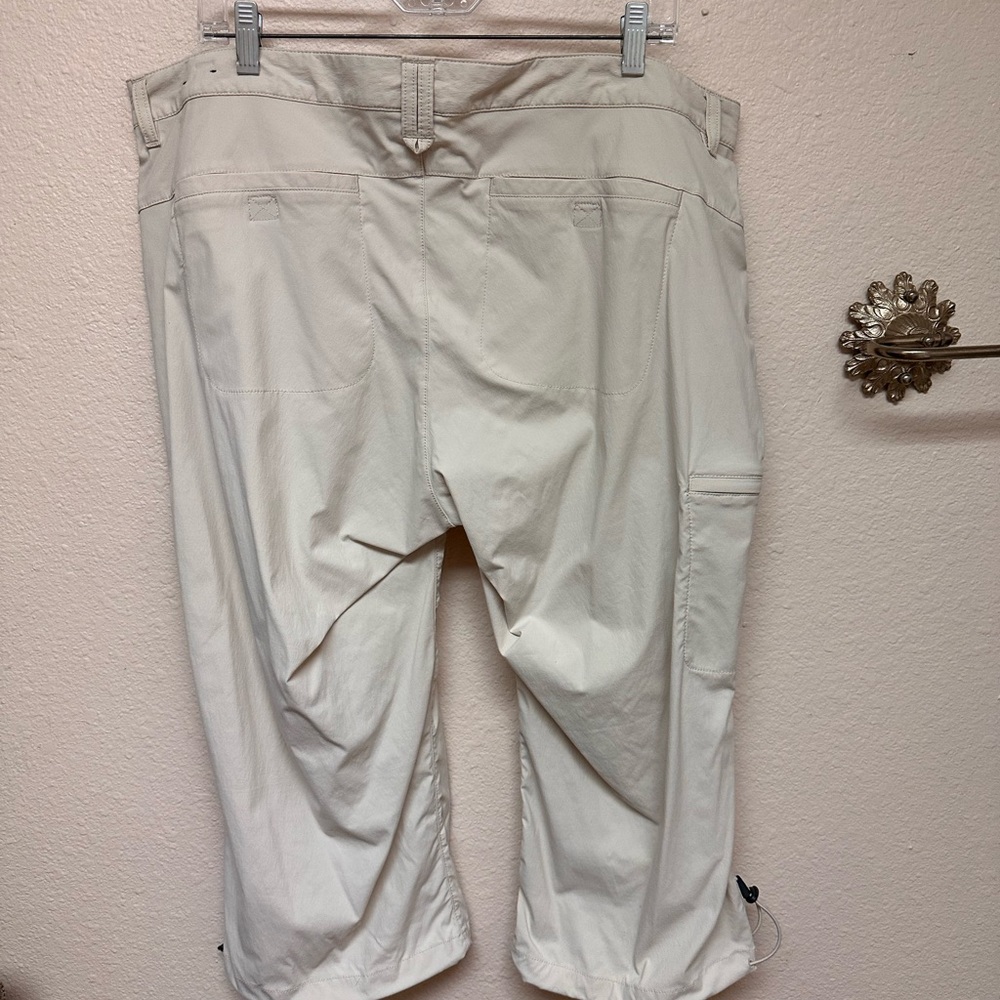 Eddie Bauer Travex cropped cargo pants. Khaki. Size 18
